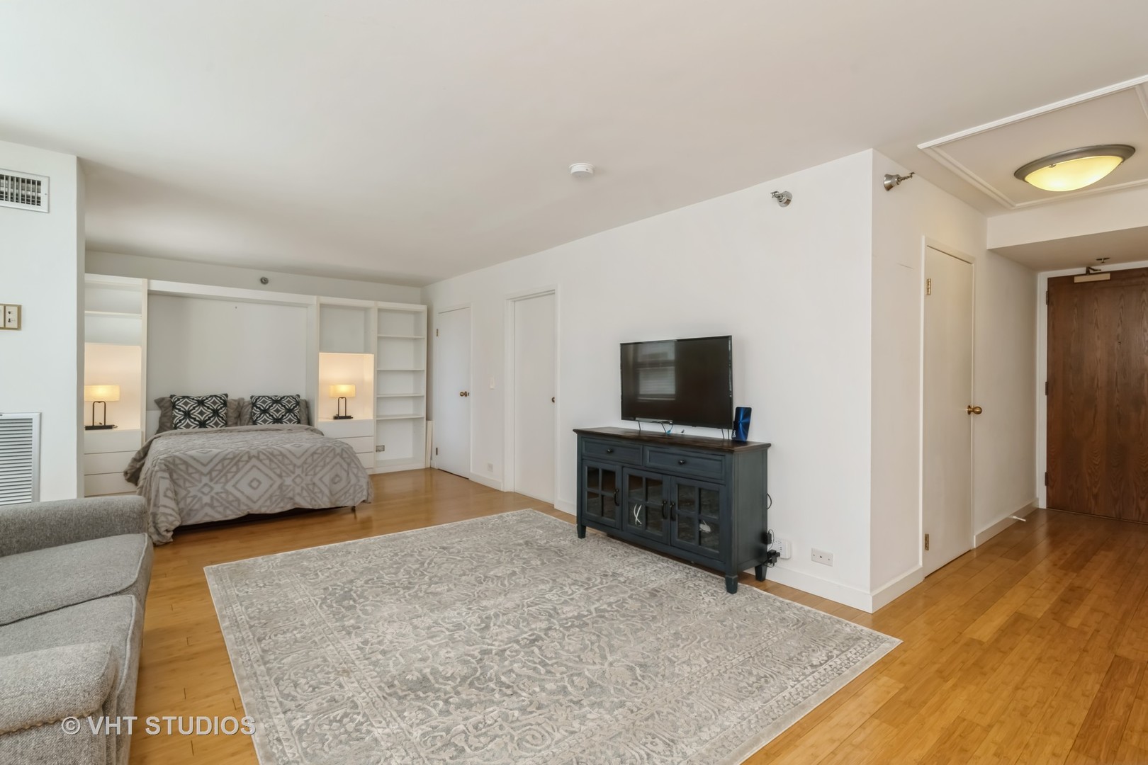 401 E Ontario St Property Photo 5