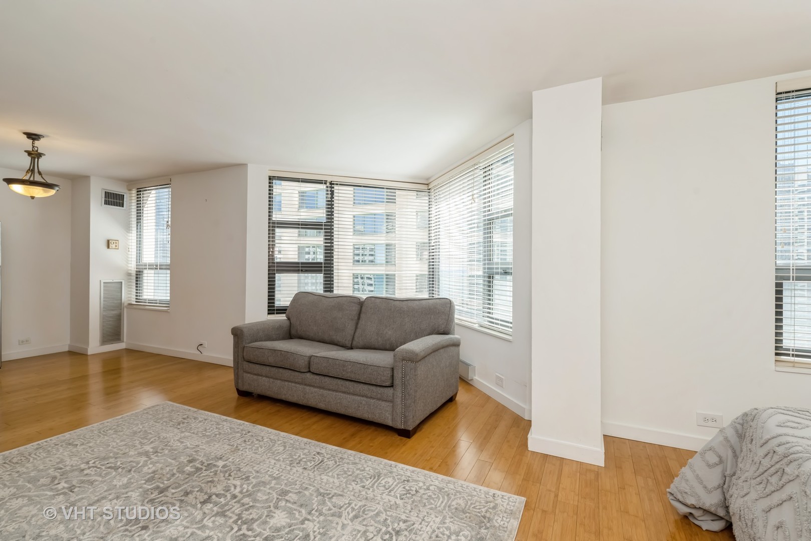 401 E Ontario St Property Photo 7