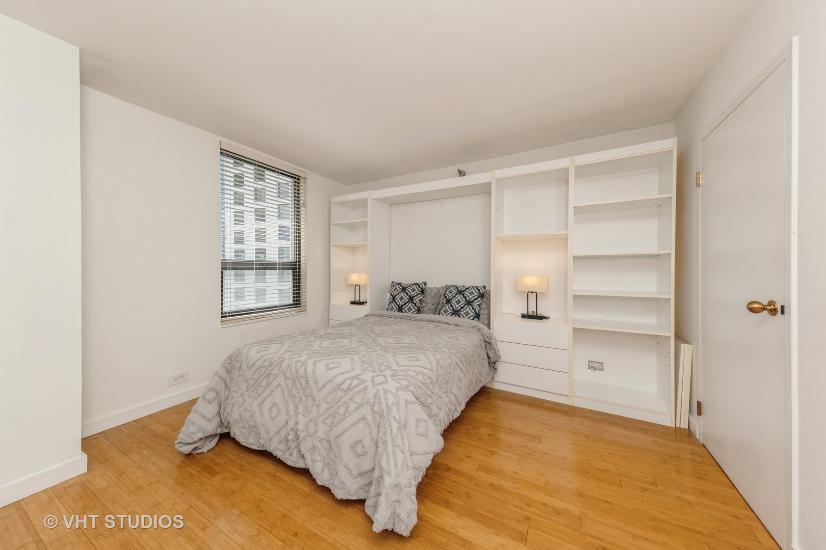401 E Ontario St Property Photo 11