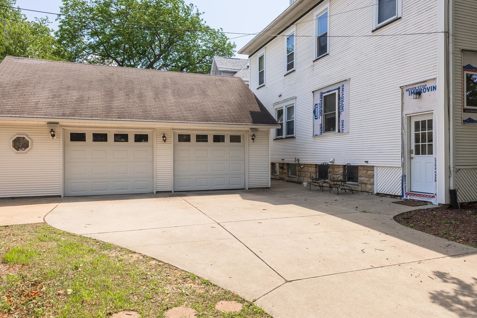 205 E Howard Street Property Photo 7