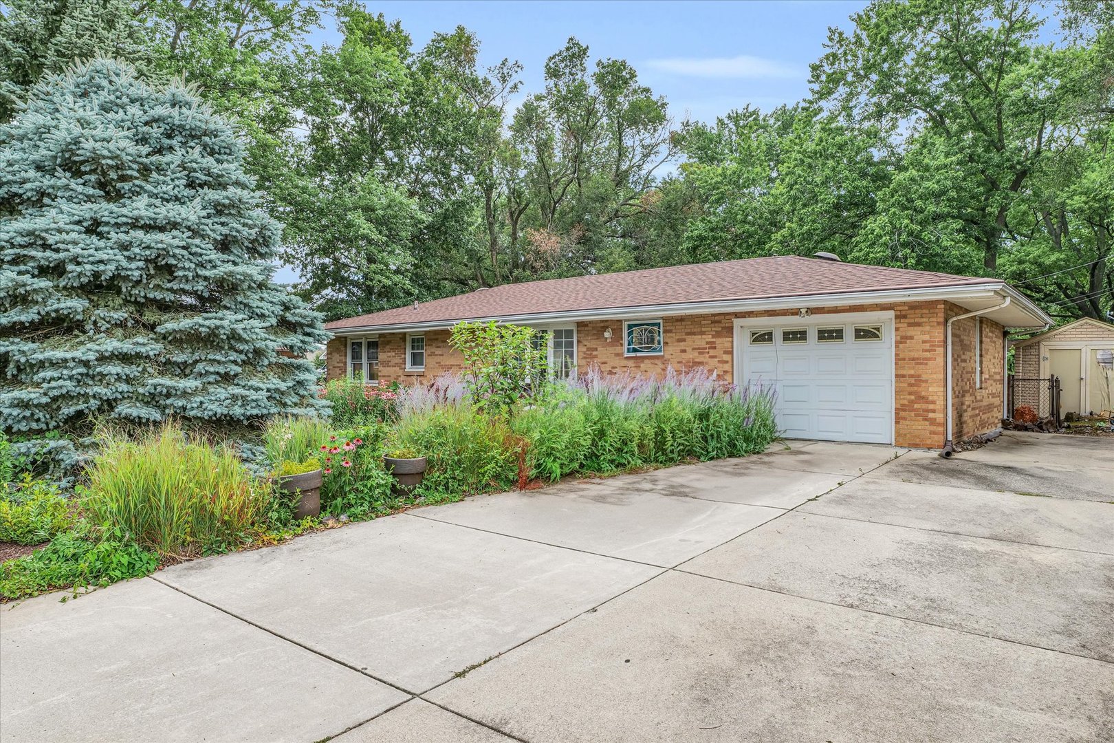2201 Welland Drive Property Photo 1