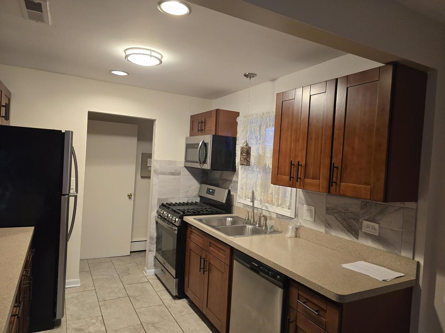 8441 S King Drive Property Photo 6