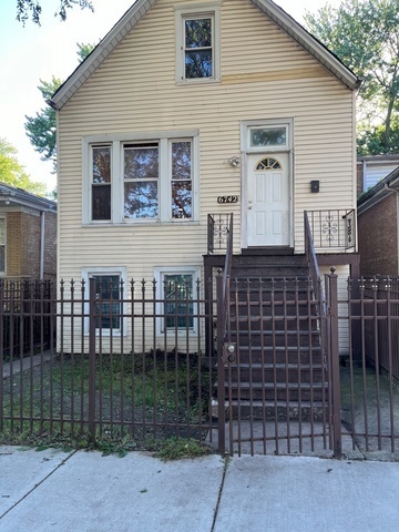 6742 S Oakley Avenue Property Photo 1