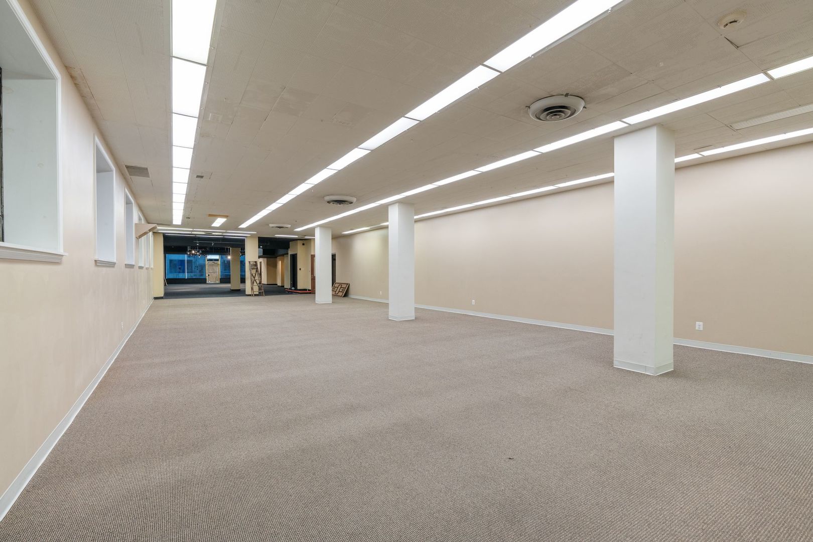 175 W Washington Street Property Photo 4