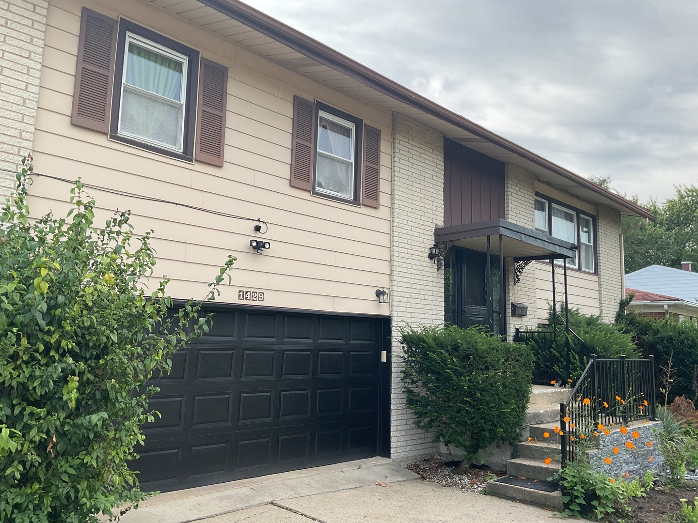 1429 S Busse Road Property Photo 1