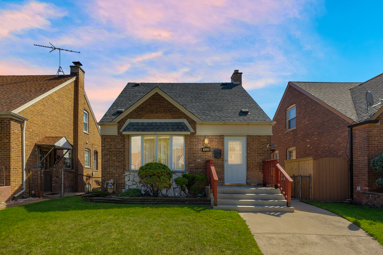 10939 S Avenue G Property Photo 1
