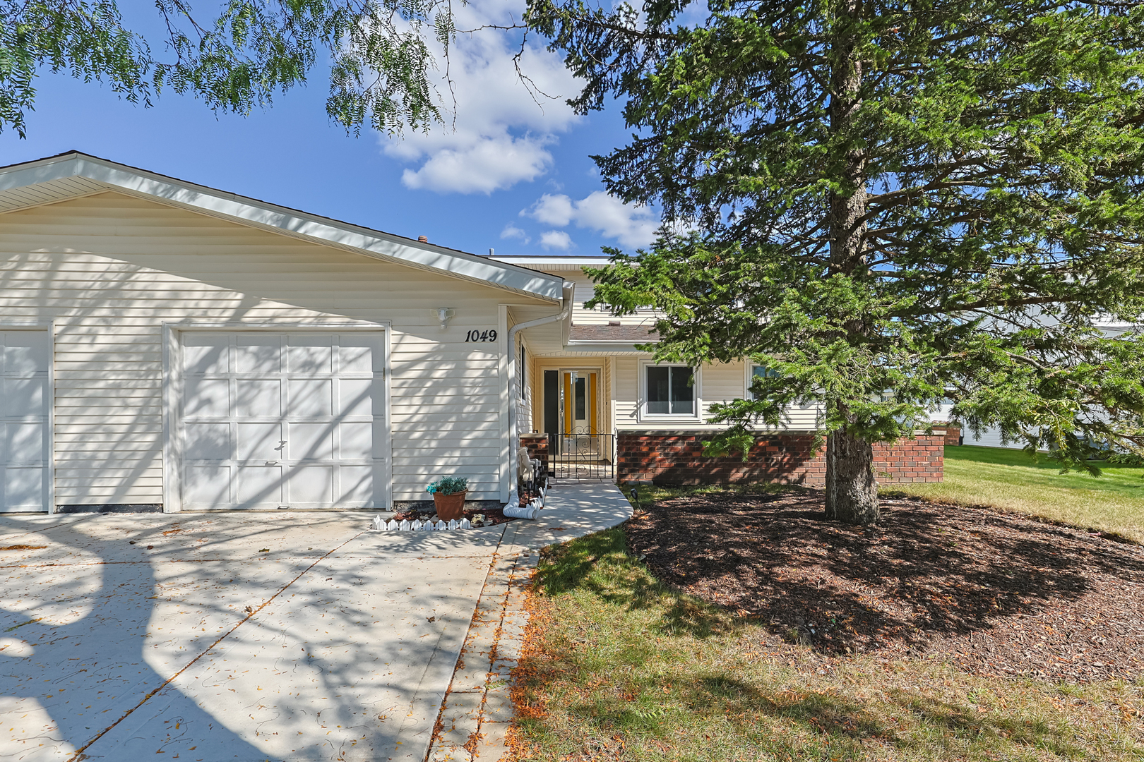1049 Shannock Lane Property Photo 1