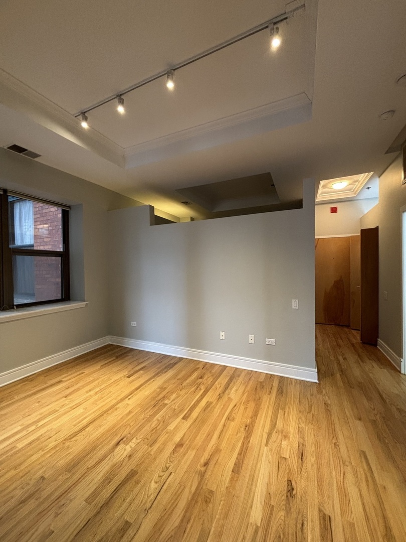 212 W Washington Street 913 Property Photo 2