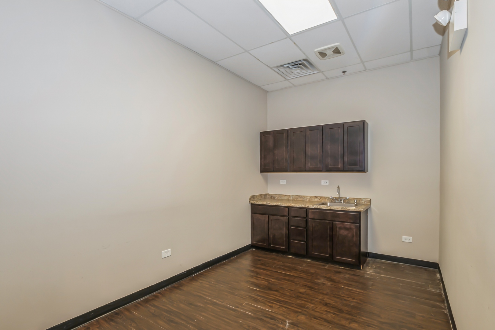 4815 W 95th Street Property Photo 9