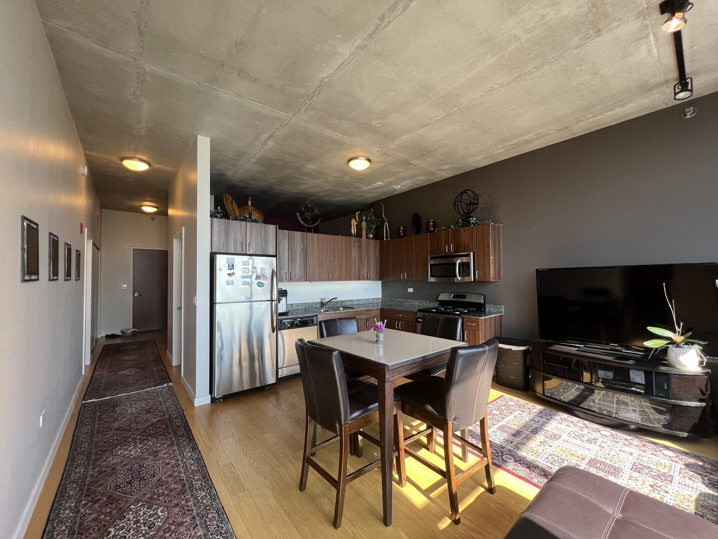 235 W Van Buren St Property Photo 6