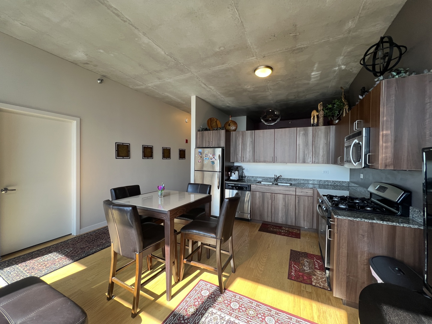 235 W Van Buren St Property Photo 7