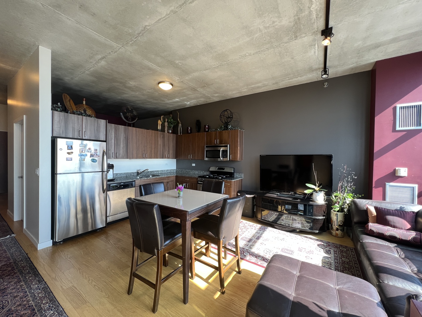 235 W Van Buren St Property Photo 8