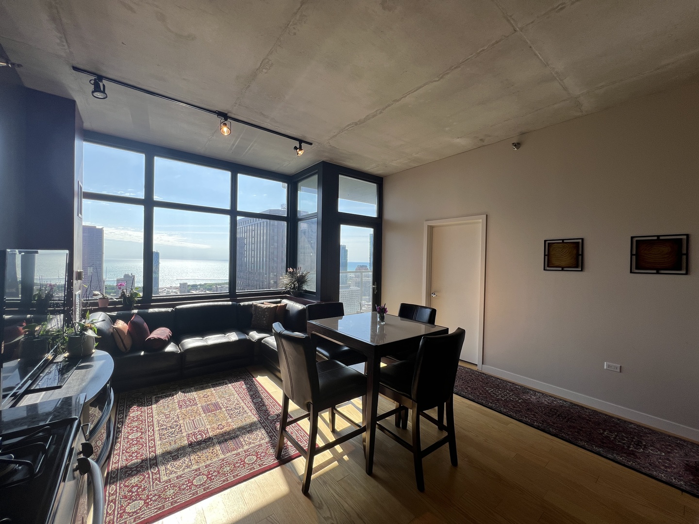 235 W Van Buren St Property Photo 9