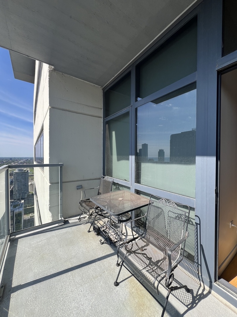 235 W Van Buren St Property Photo 20