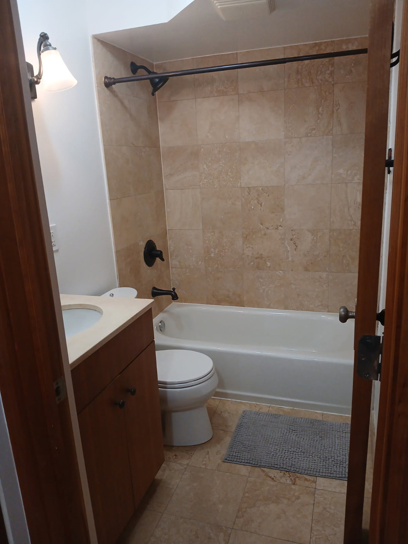 512 W Barry Ave Property Photo 9