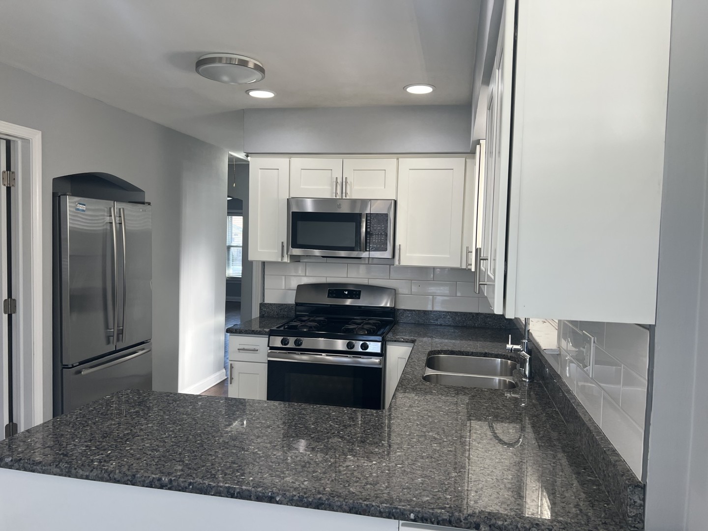 4744 S Lawler Avenue Property Photo 3