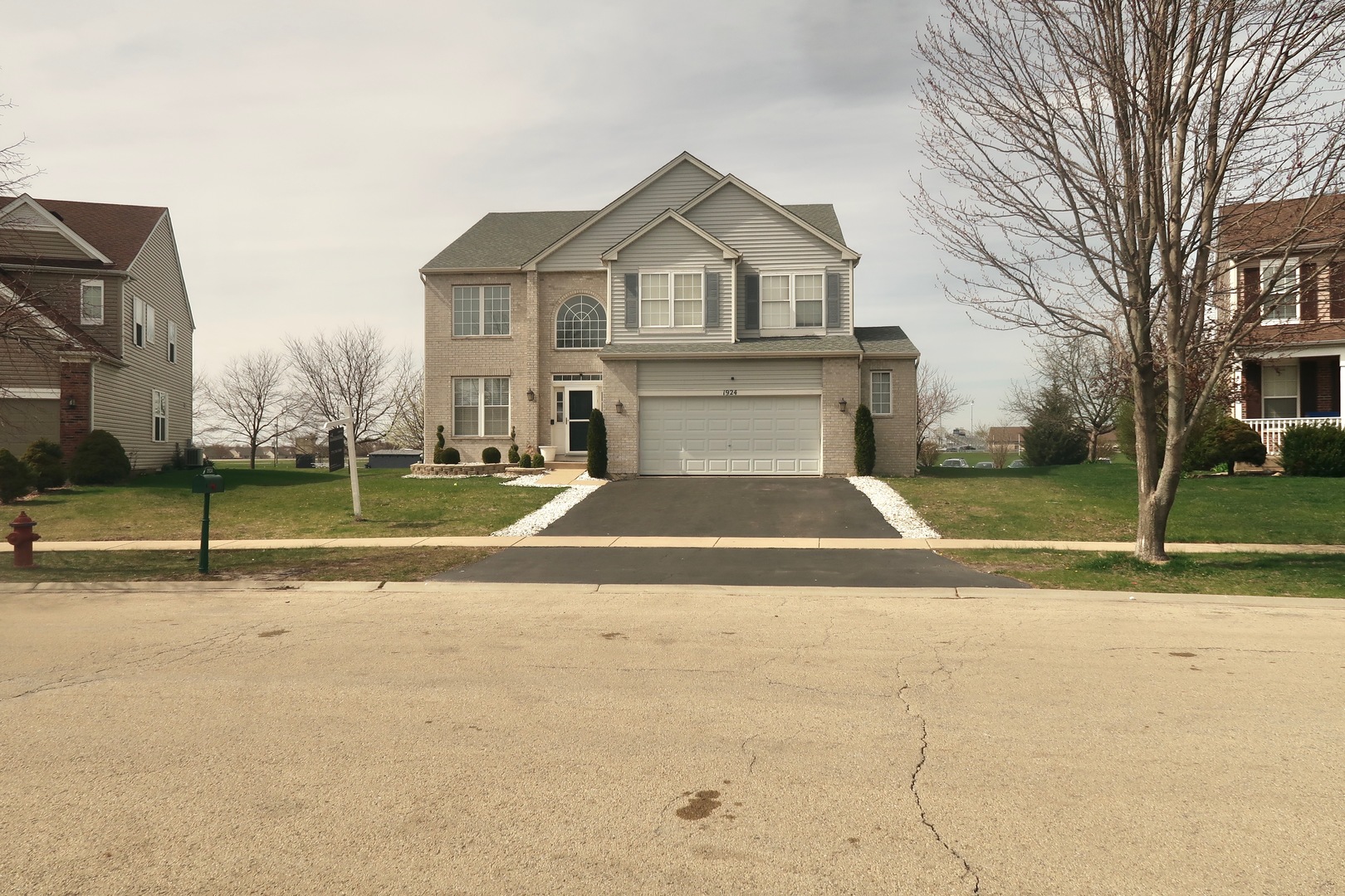 1924 Crestview Drive Property Photo 1