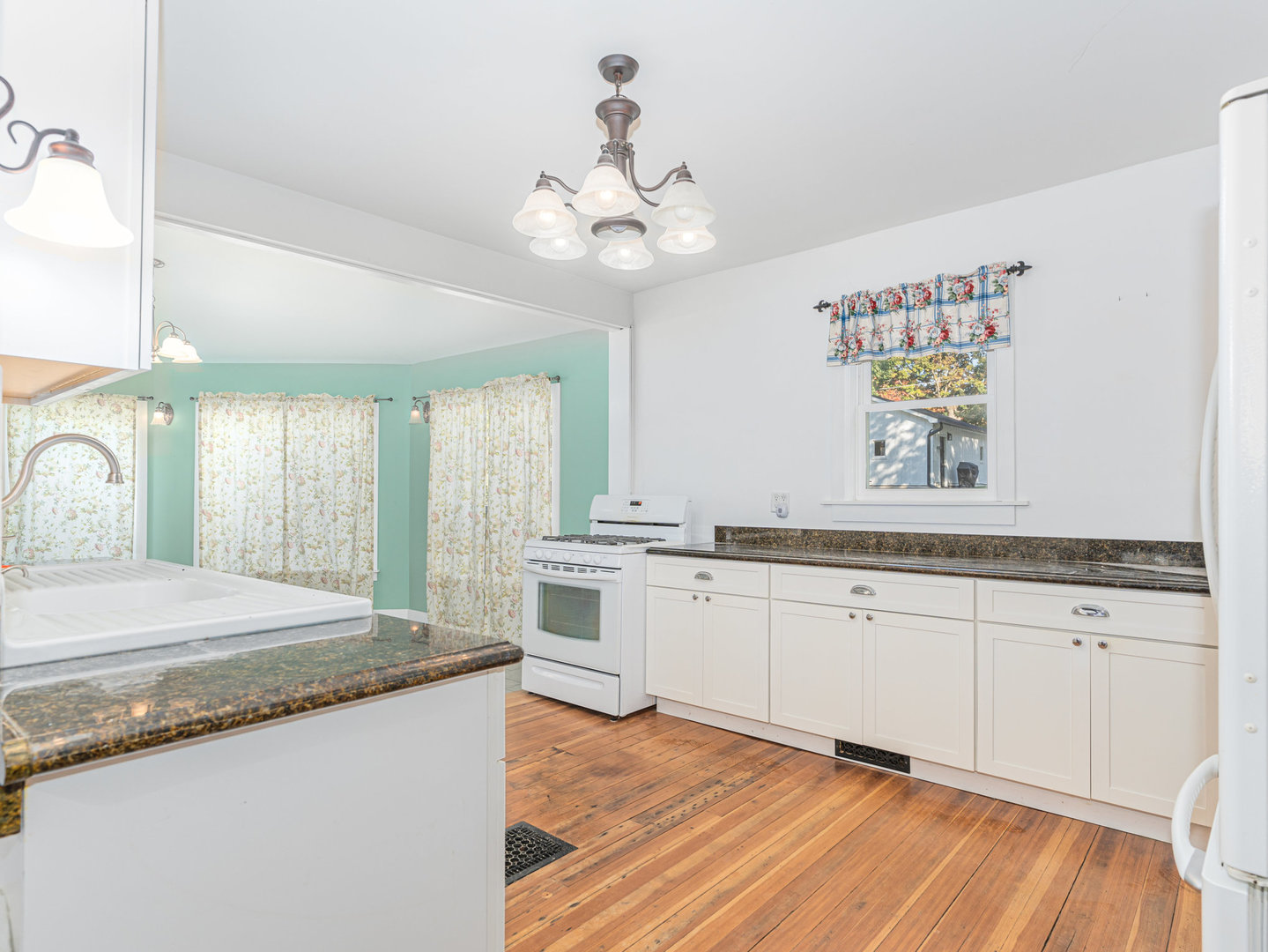 208 N Babcock St Property Photo 13