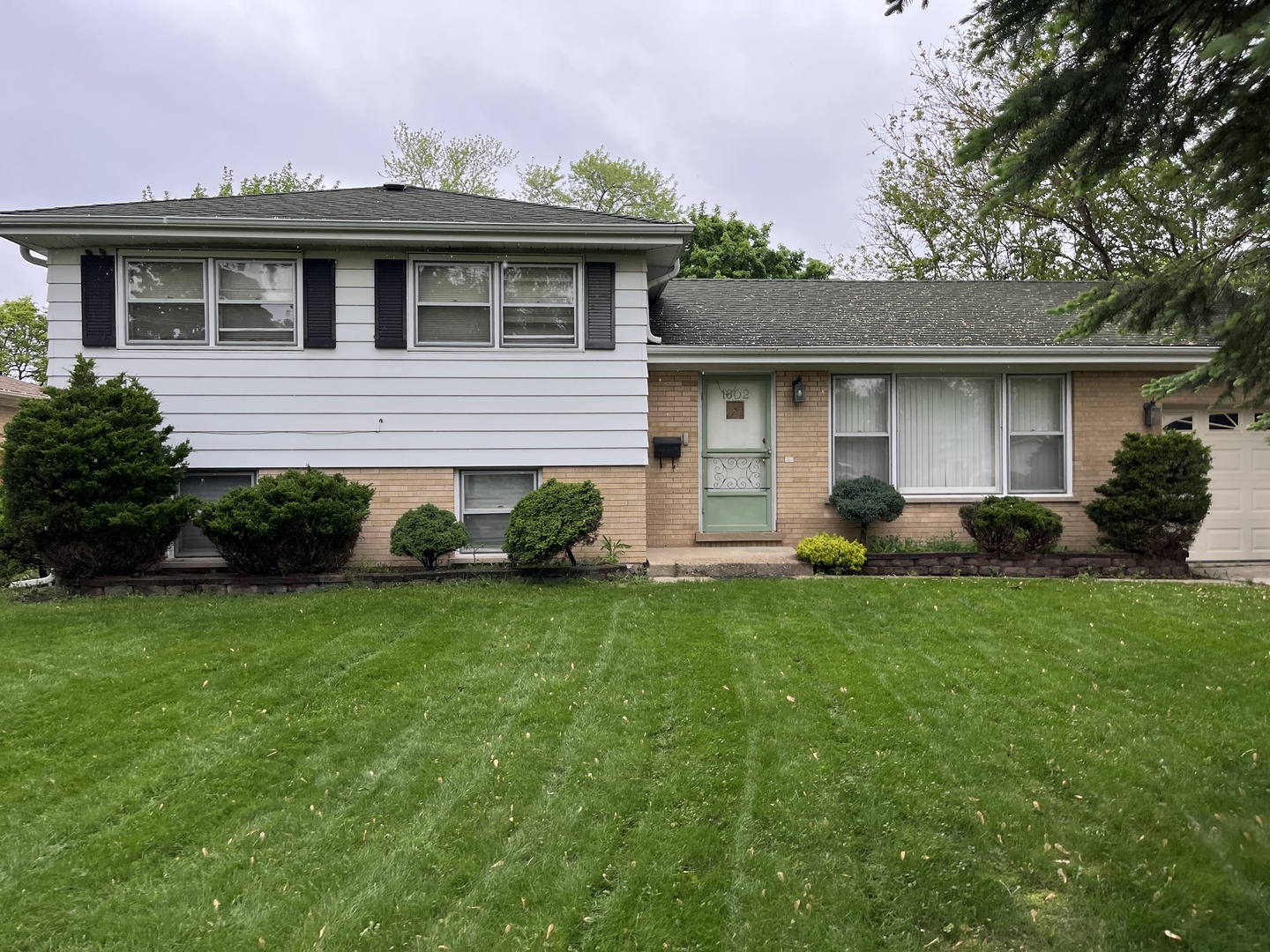 1602 W Willow Lane Property Photo 2