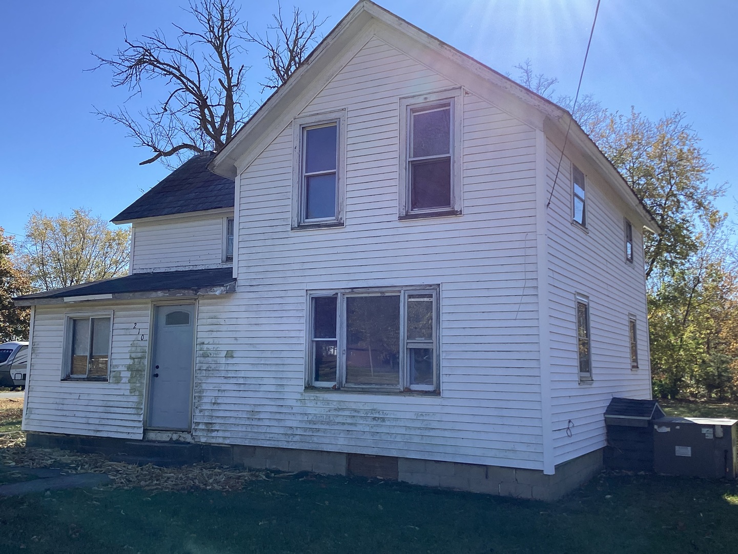 208 E Lake Street Property Photo