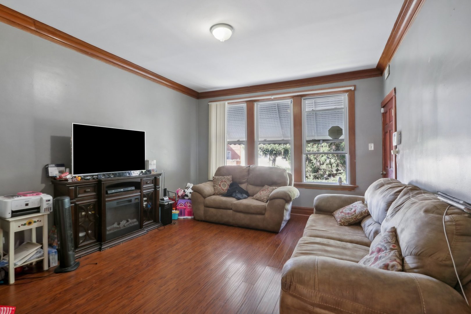 2435 N Lorel Avenue Property Photo 6
