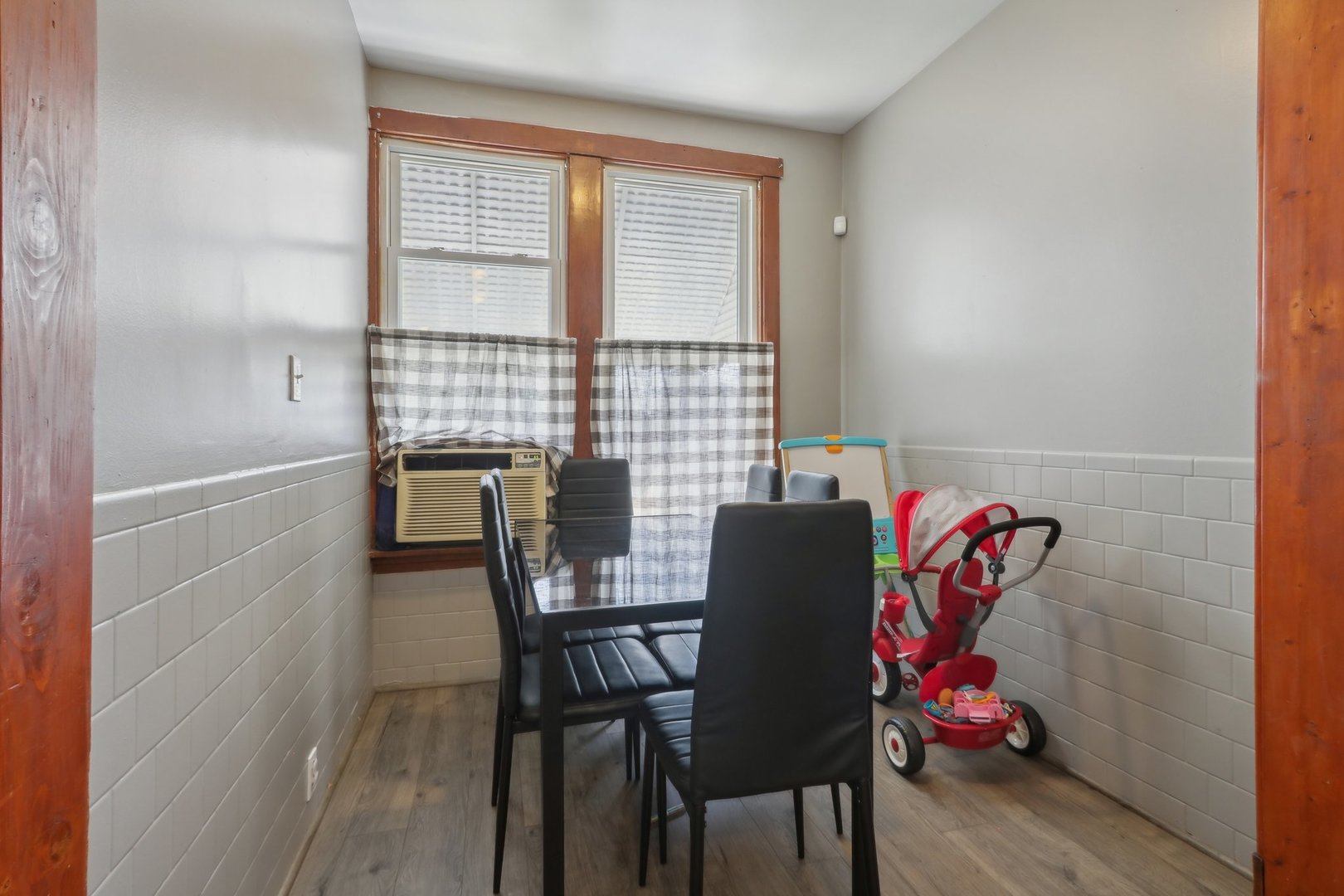 2435 N Lorel Avenue Property Photo 8