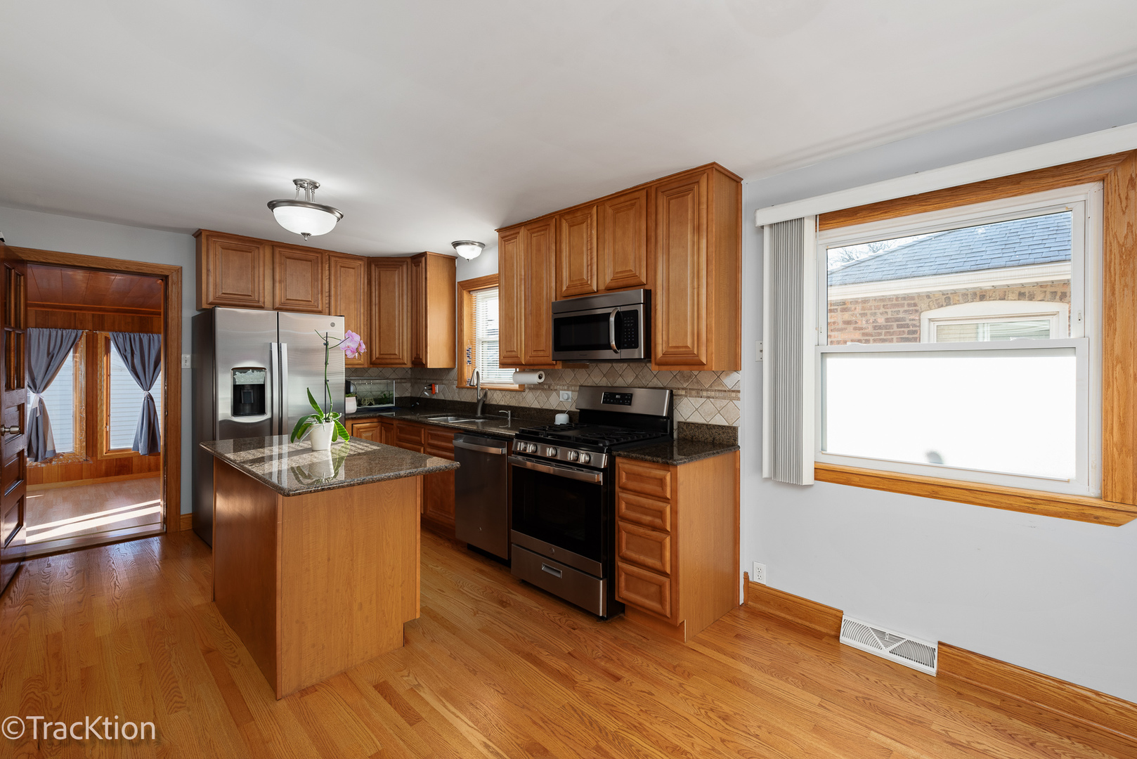 5123 S Laramie Avenue Property Photo 5