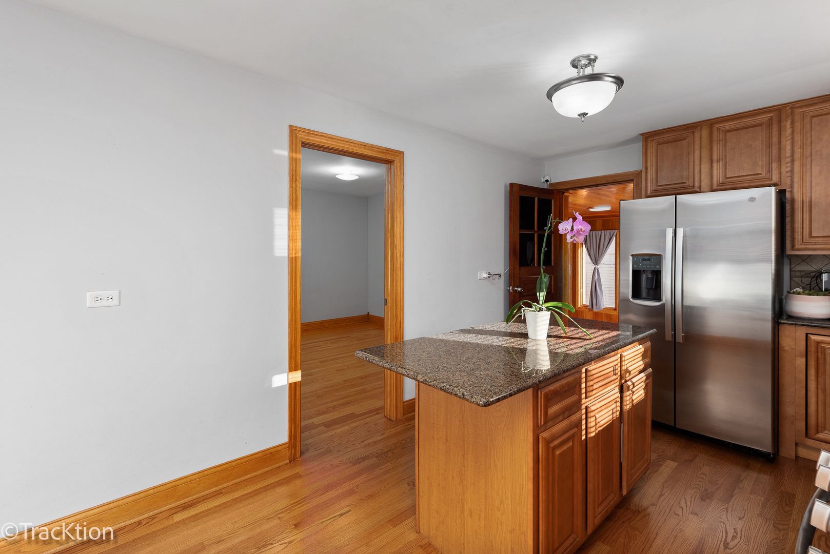 5123 S Laramie Avenue Property Photo 6