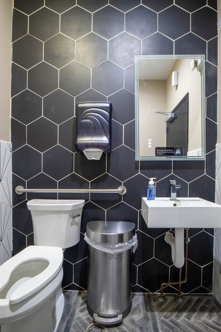 1305 N La-fox St Property Photo 6