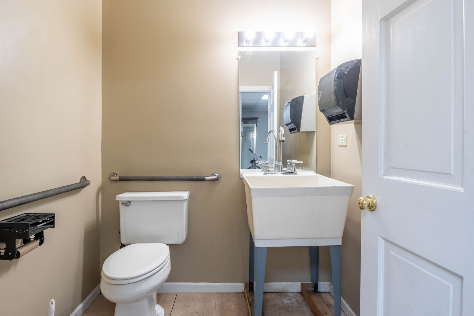 1305 N La-fox St Property Photo 13
