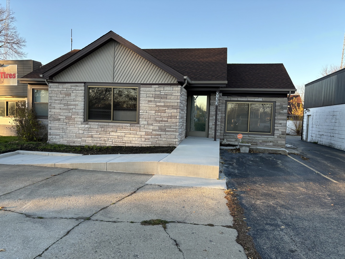 933 W Jefferson Street Property Photo 1