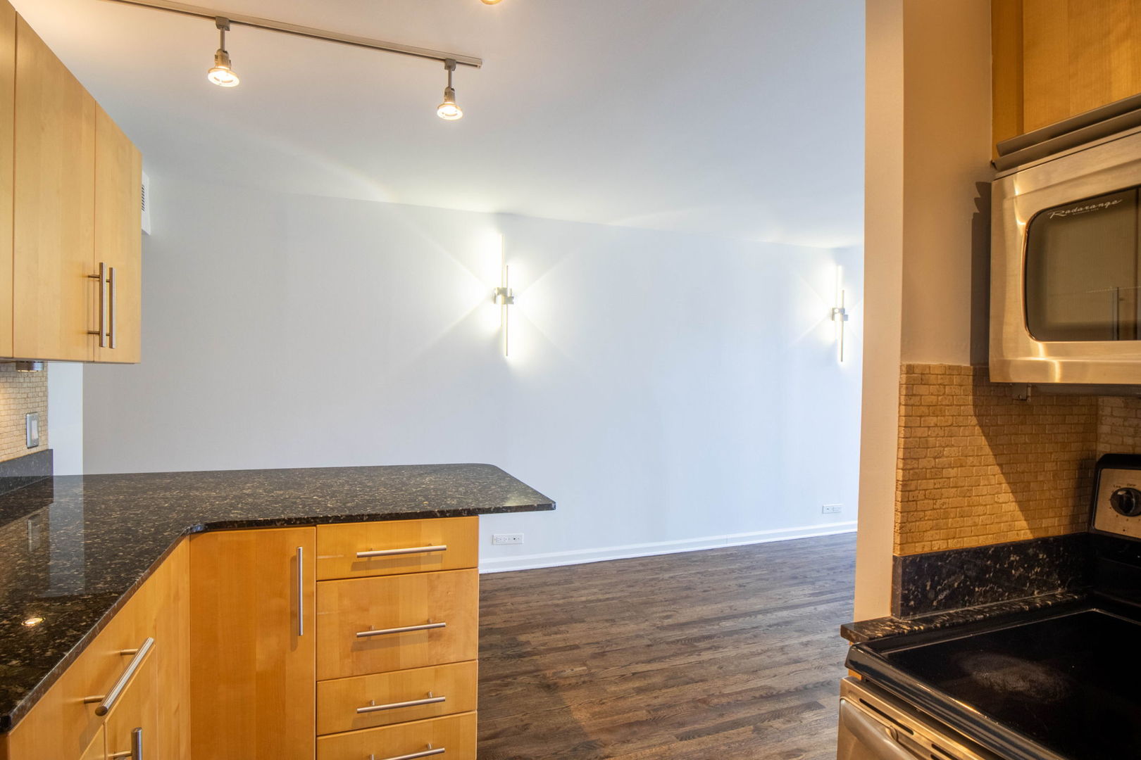 260 E Chestnut Street 1814 Property Photo 6