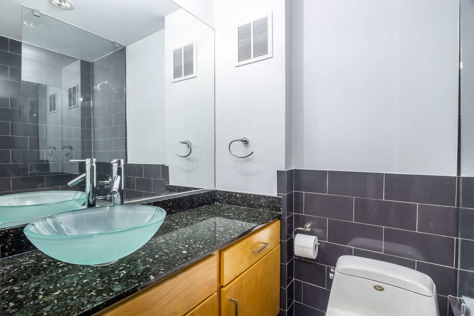 260 E Chestnut Street 1814 Property Photo 13