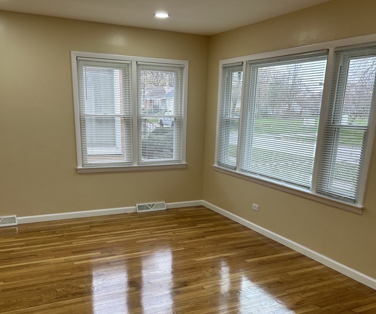 16873 Bulger Avenue Property Photo 3