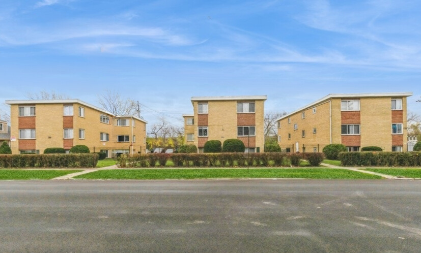 1111-23 Broadway Avenue Property Photo 2