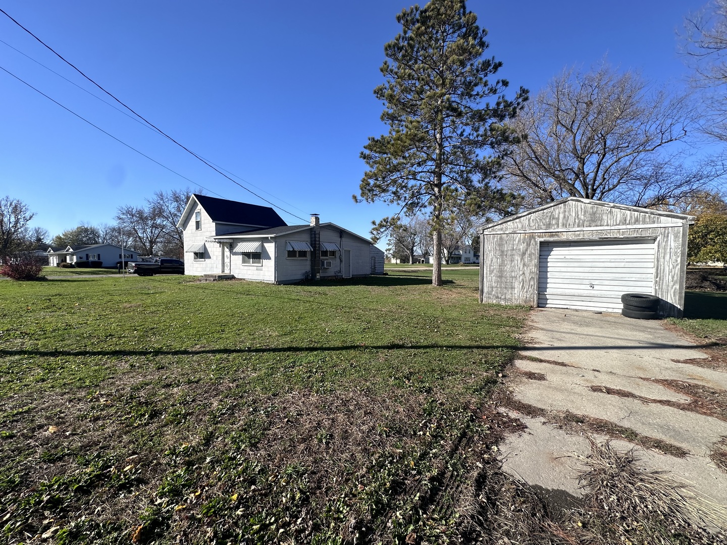 305 W Commercial Street Property Photo 2