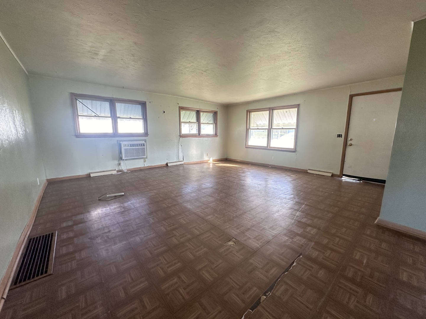 305 W Commercial Street Property Photo 3