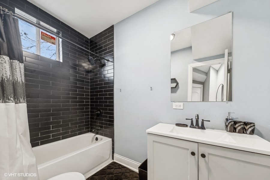 8019 S Woodlawn Avenue Property Photo 11