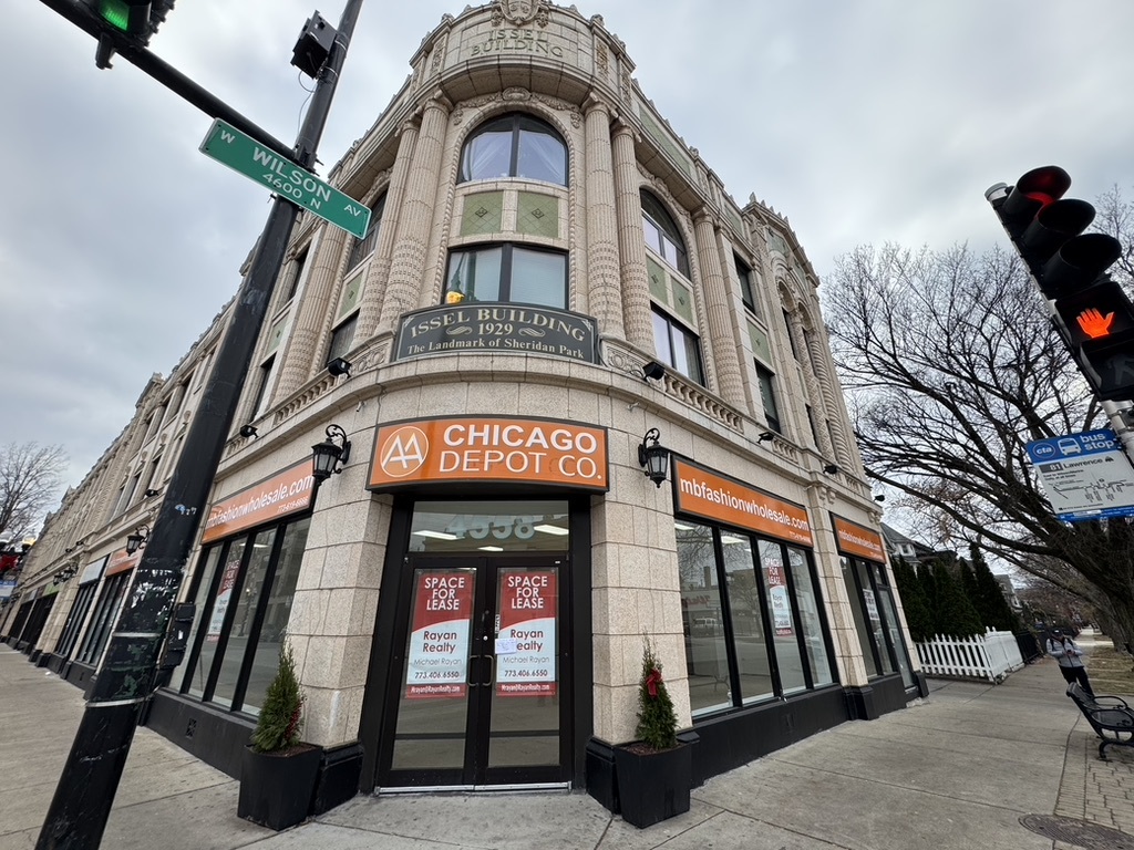 4558 N Clark Street Property Photo 2