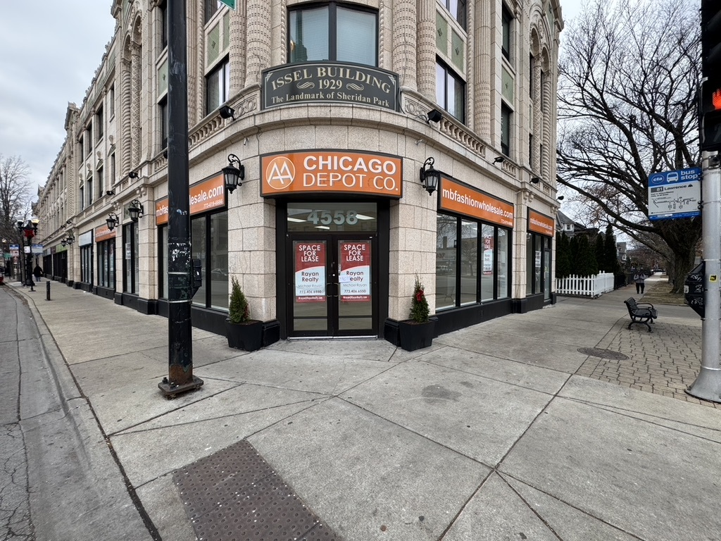 4558 N Clark Street Property Photo 3