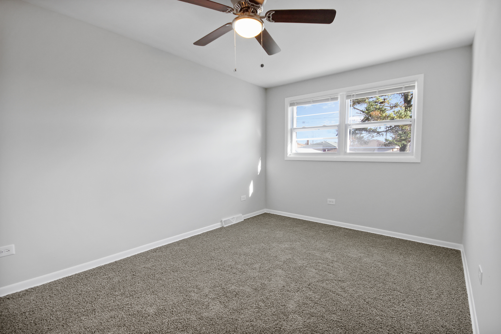 13141 S Green Bay Avenue Property Photo 3