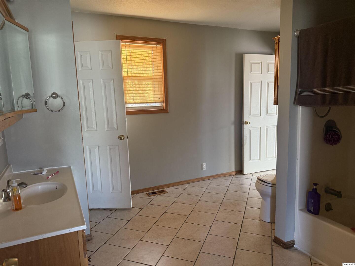 312 N Illinois Property Photo 13