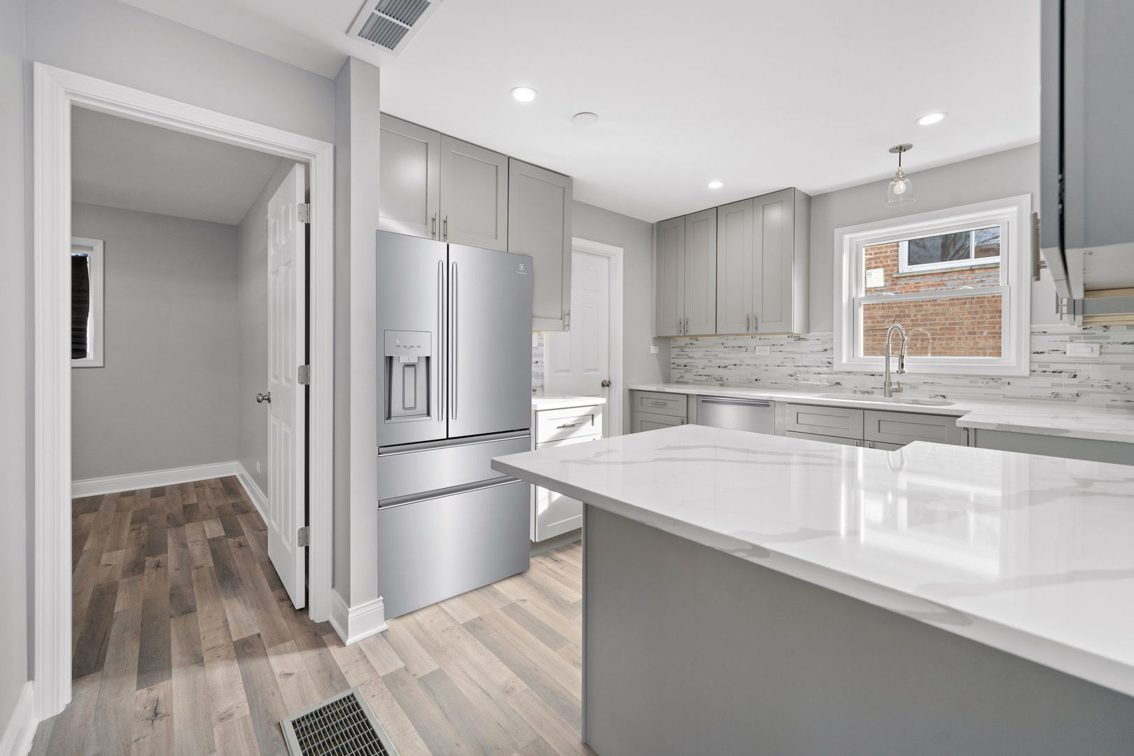 14609 Dante Ave Property Photo 5
