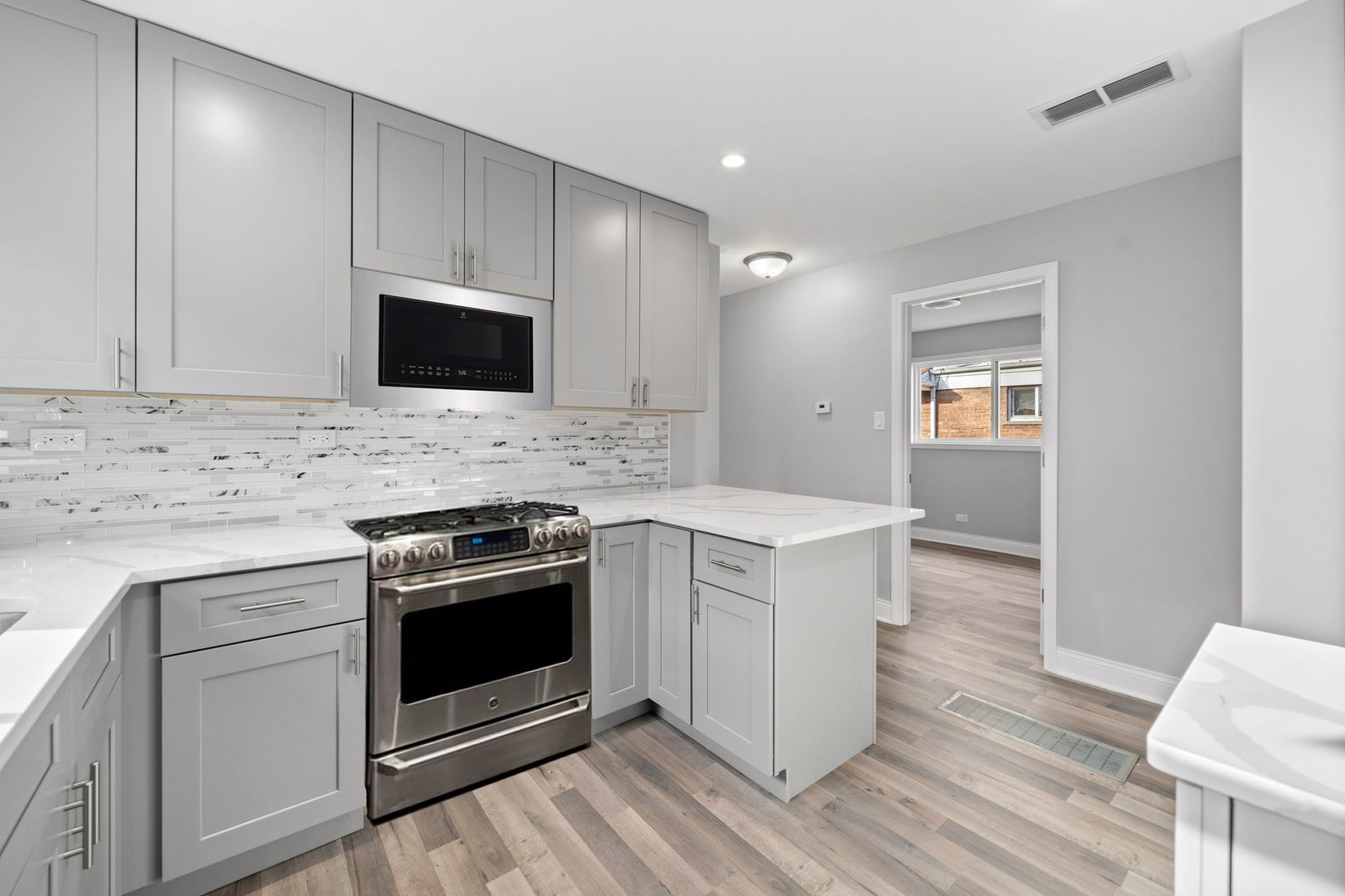 14609 Dante Ave Property Photo 6