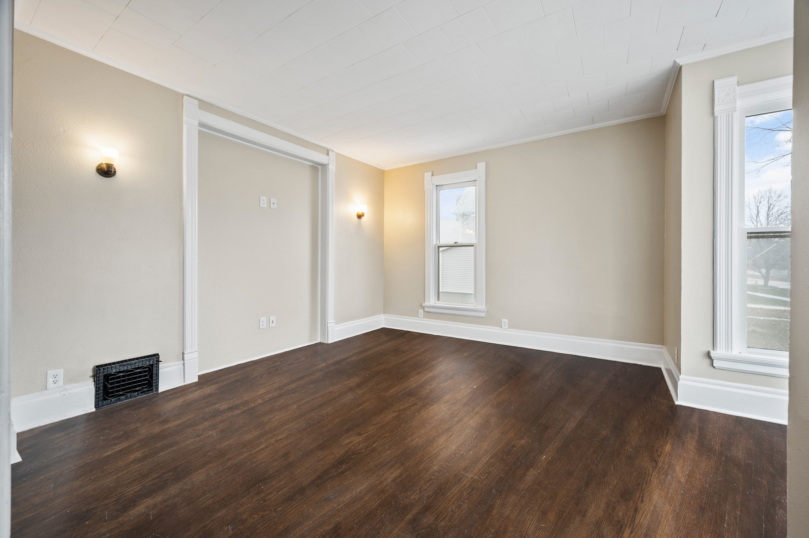 427 E Orleans Street Property Photo 3