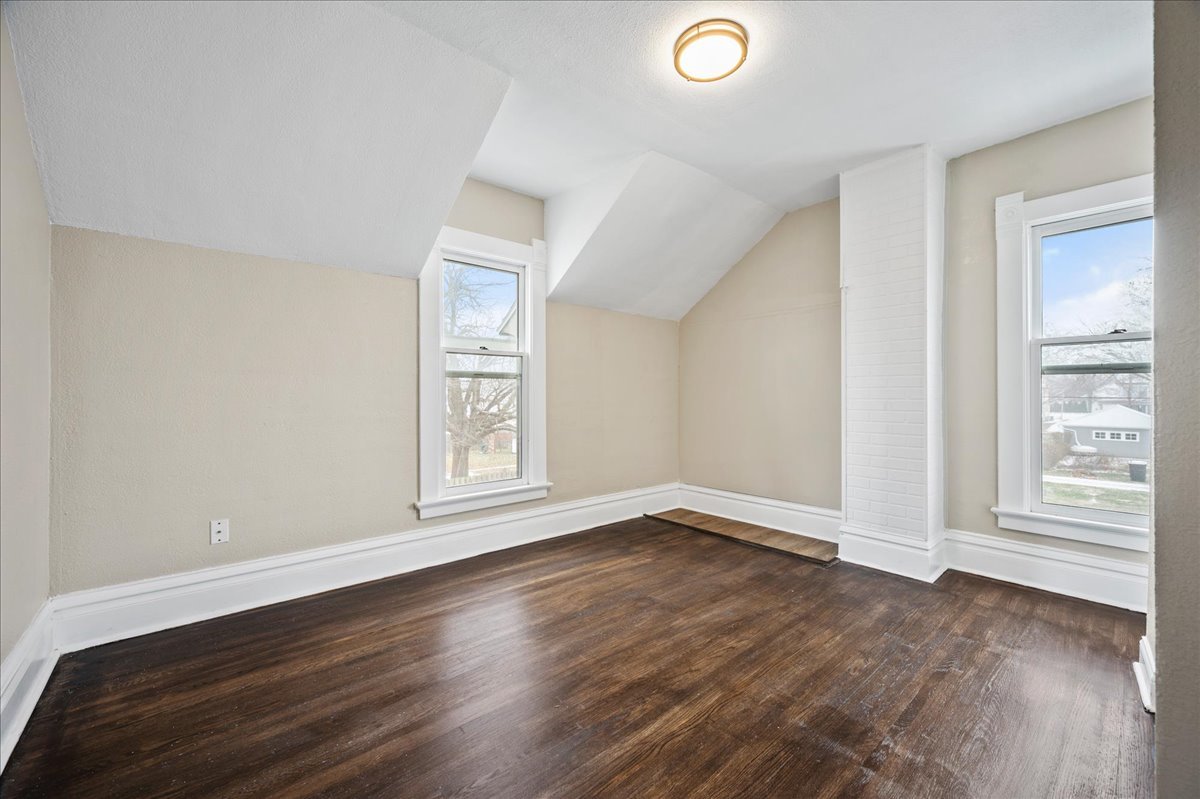 427 E Orleans Street Property Photo 17