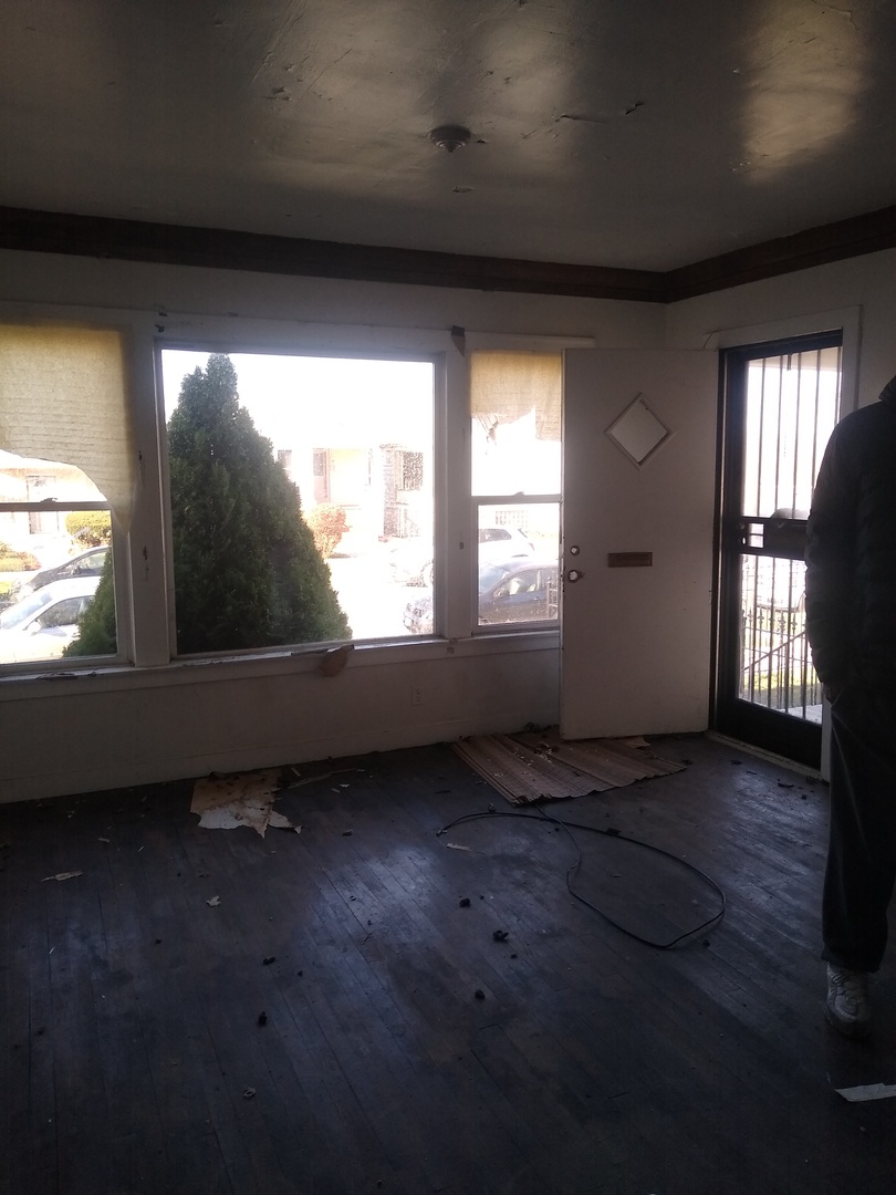 9911 S La Salle Street Property Photo 4