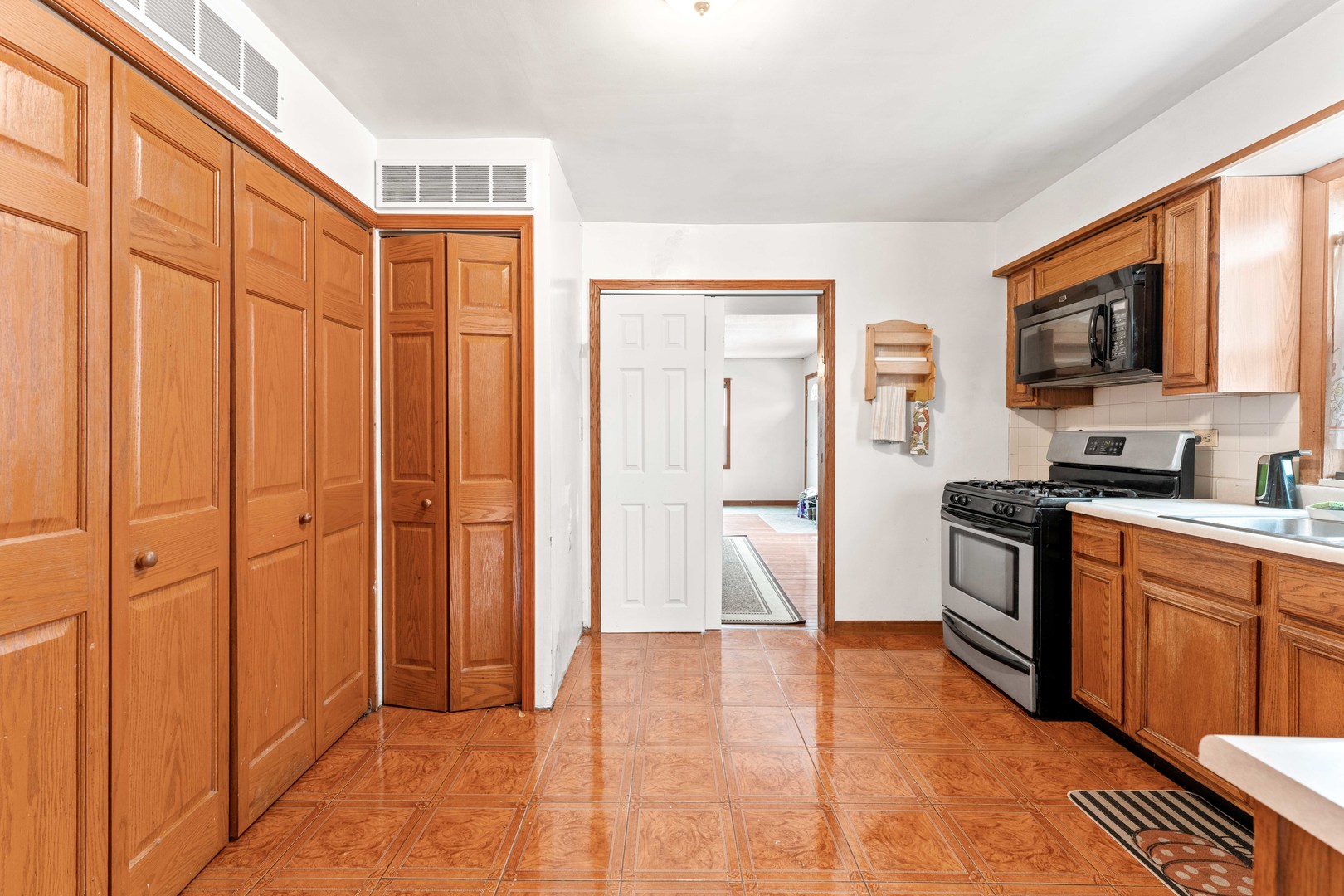 724 Junior Terrace Property Photo 12