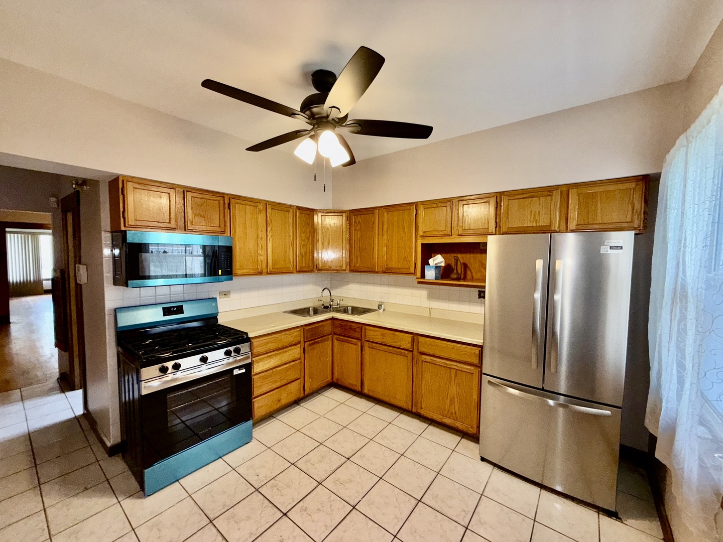 7618 S Rhodes Avenue Property Photo 3