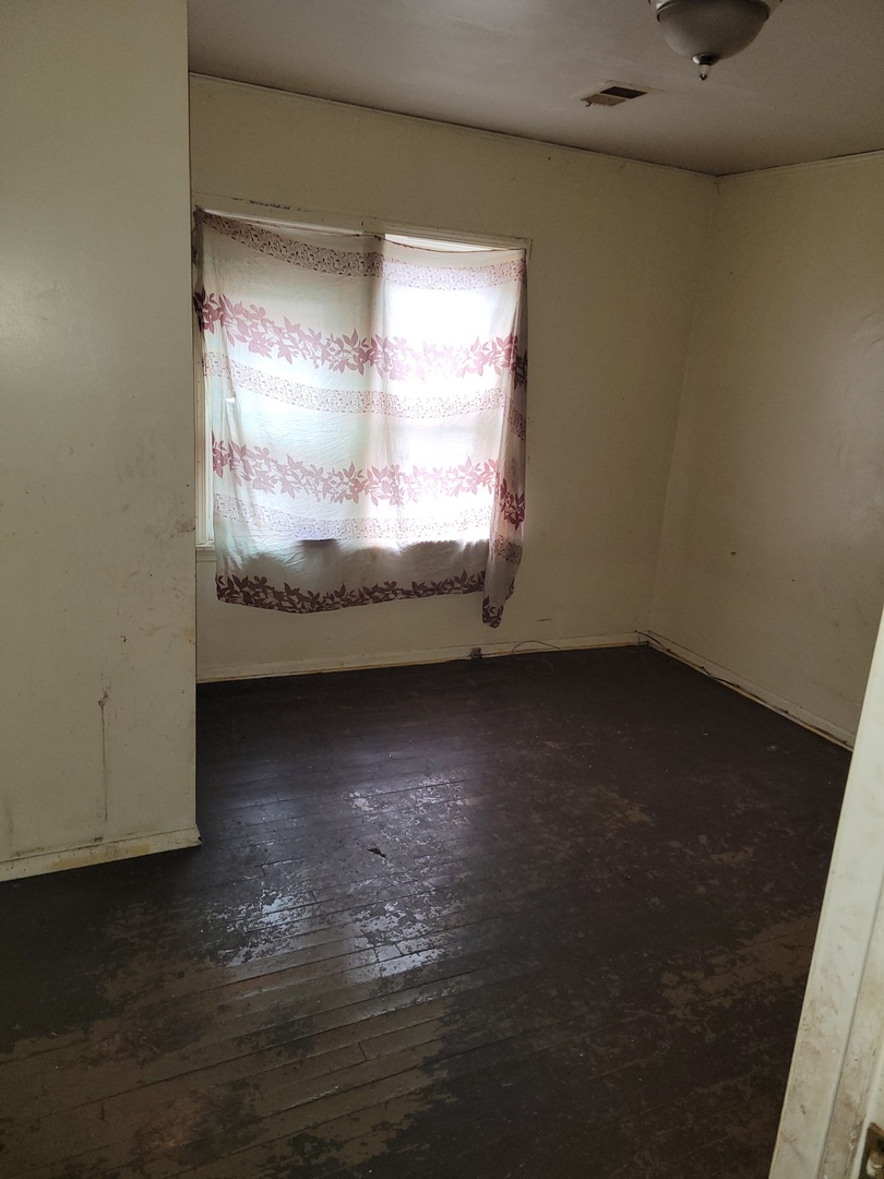 7607 S May Street Property Photo 4
